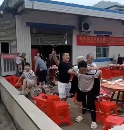 再多金钱赔偿，也抹平不了这场升学宴悲剧留下的无形债务。

经济上的损失尚且能够慢