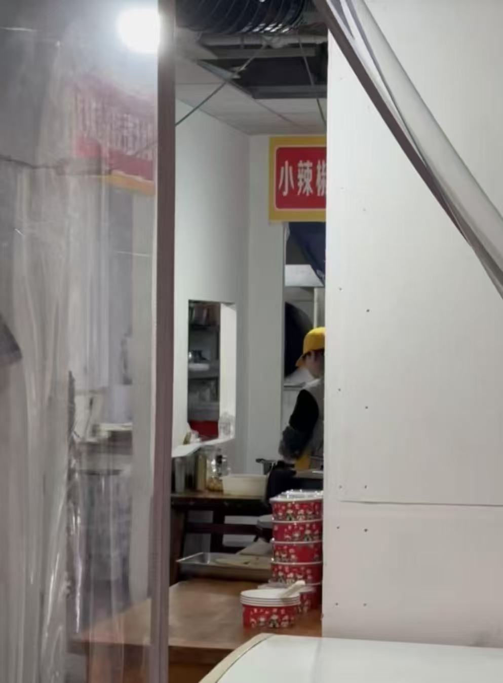 西安多地再现幽灵外卖为民监管太赞了！重拳整治无证经营与卫生隐患，透明高效、护佑民