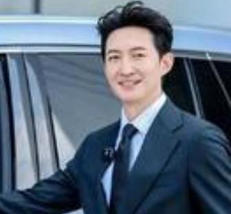 演员王阳出席了比亚迪的新车发布会。
这场发布会是比亚迪海洋网全新科技旗舰SUV“