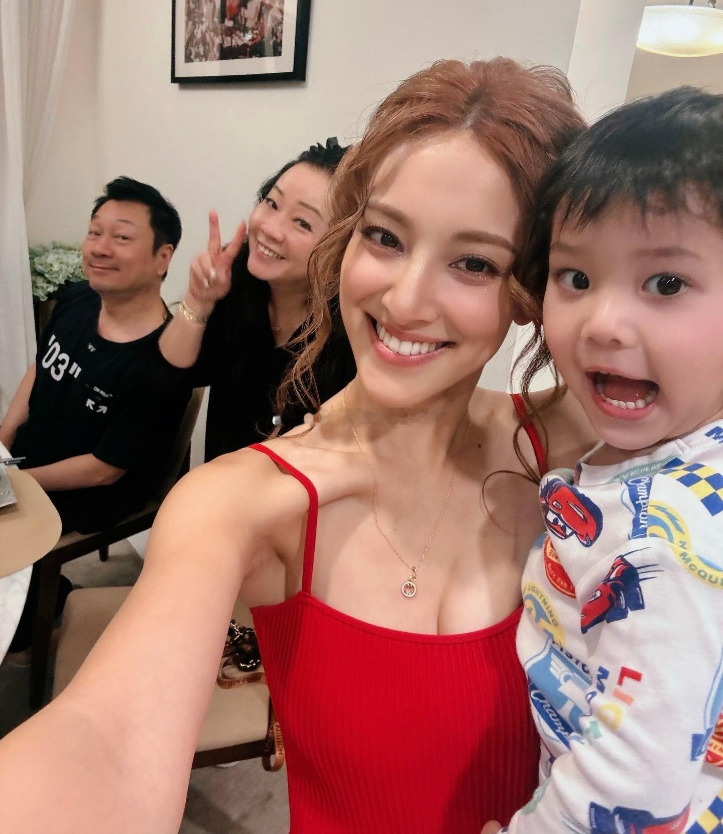 黎耀祥夫妇和郑嘉颖一家聚会 ​​​