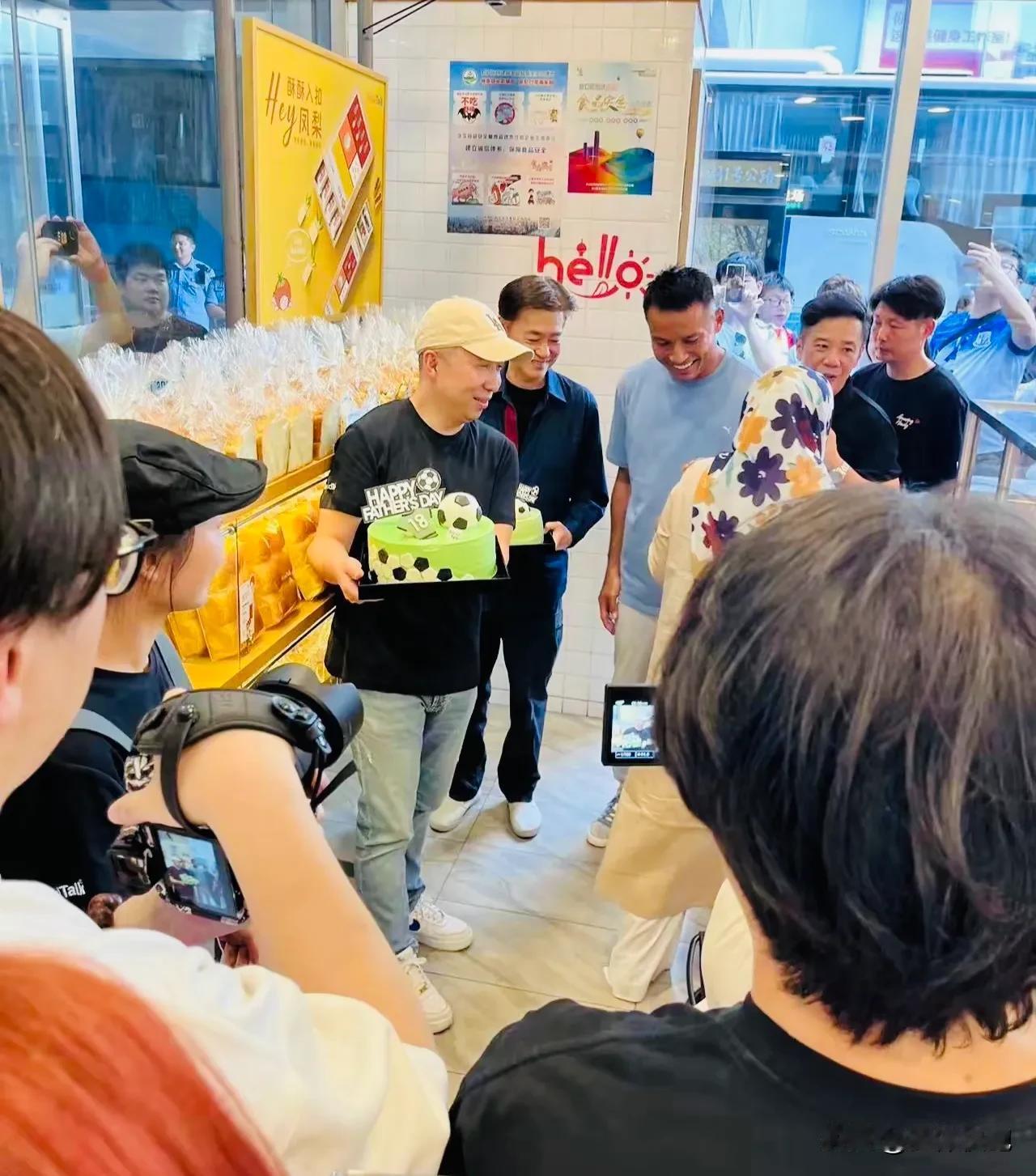 “国足救星”新加坡门将桑尼今天来到上海，参加凯德集团为他举办的商业活动，几个商场