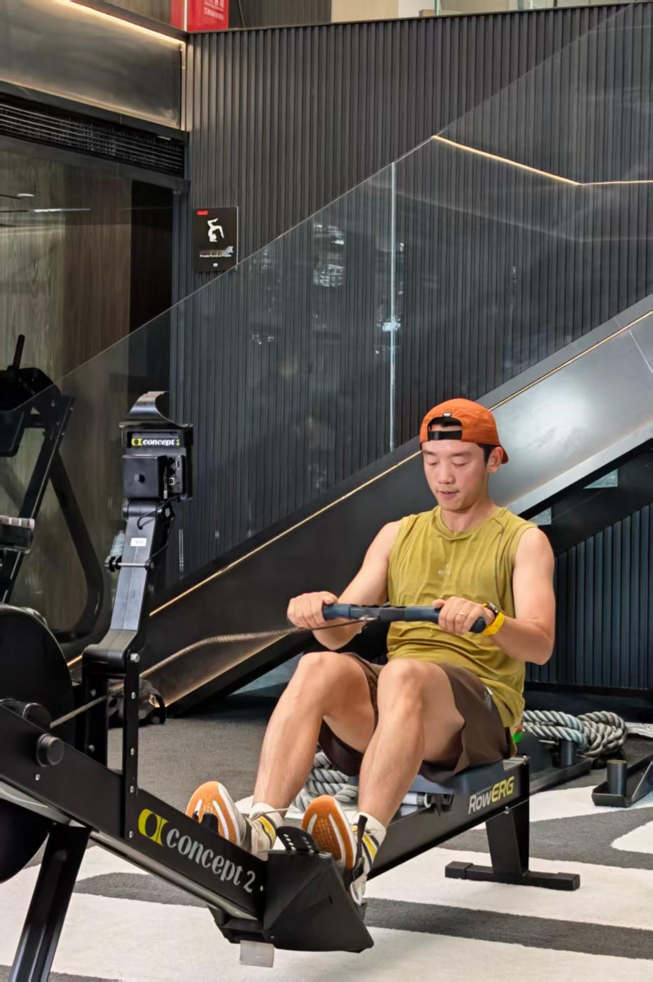 郑恺手上戴的是荣耀手表6 Pro，这款手表主打专业健康，拥有百种运动模式，妥妥的
