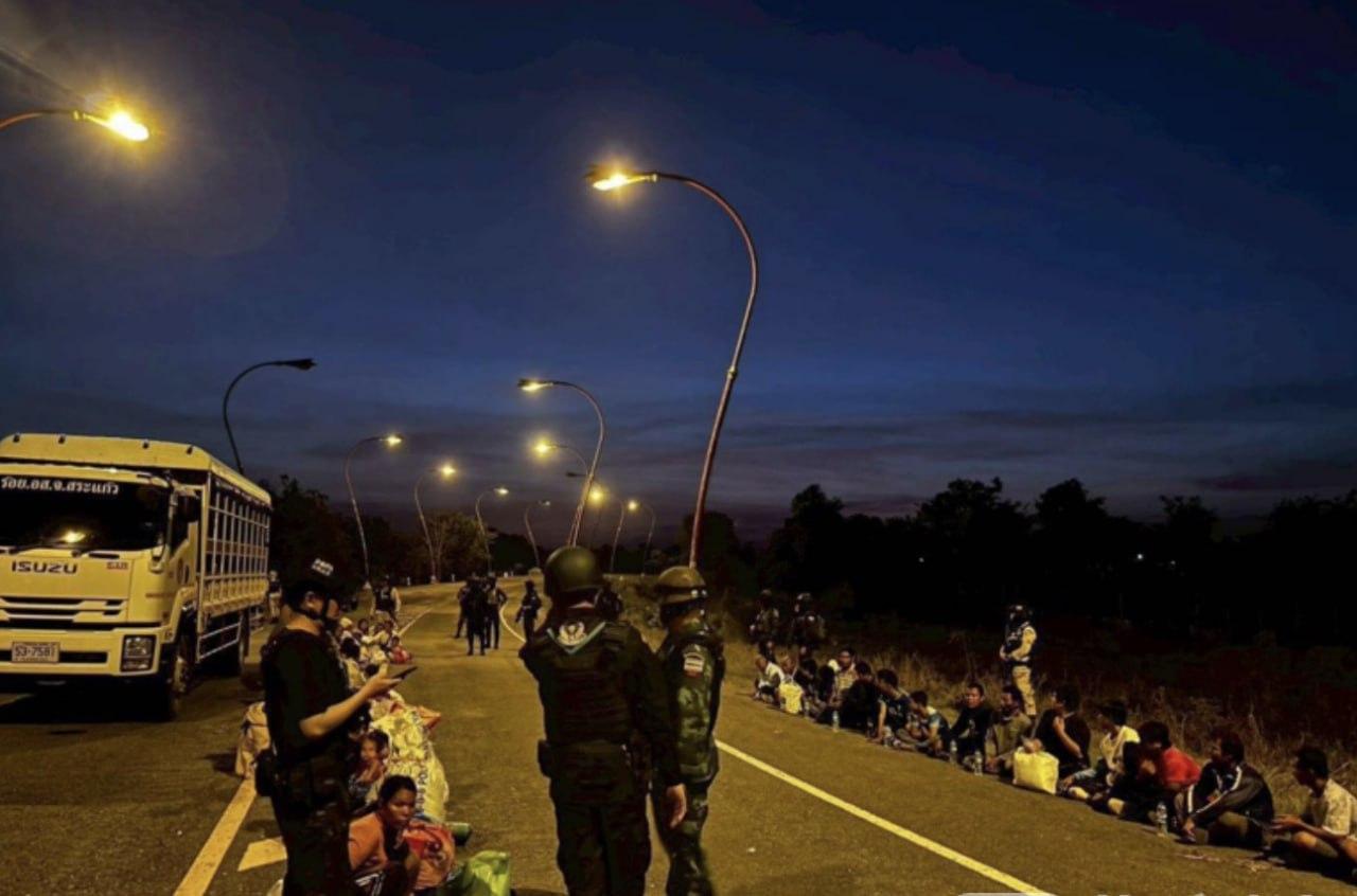 泰柬边境的暮色里，沙缴府的村落旁围聚着一群焦灼的柬籍人，他们的命运，在泰国安全部