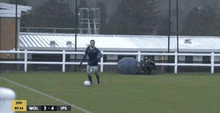 2月7日英超U21联赛狼队U21VS伊普斯维奇U21的比赛中，身着蓝色球衣的伊普