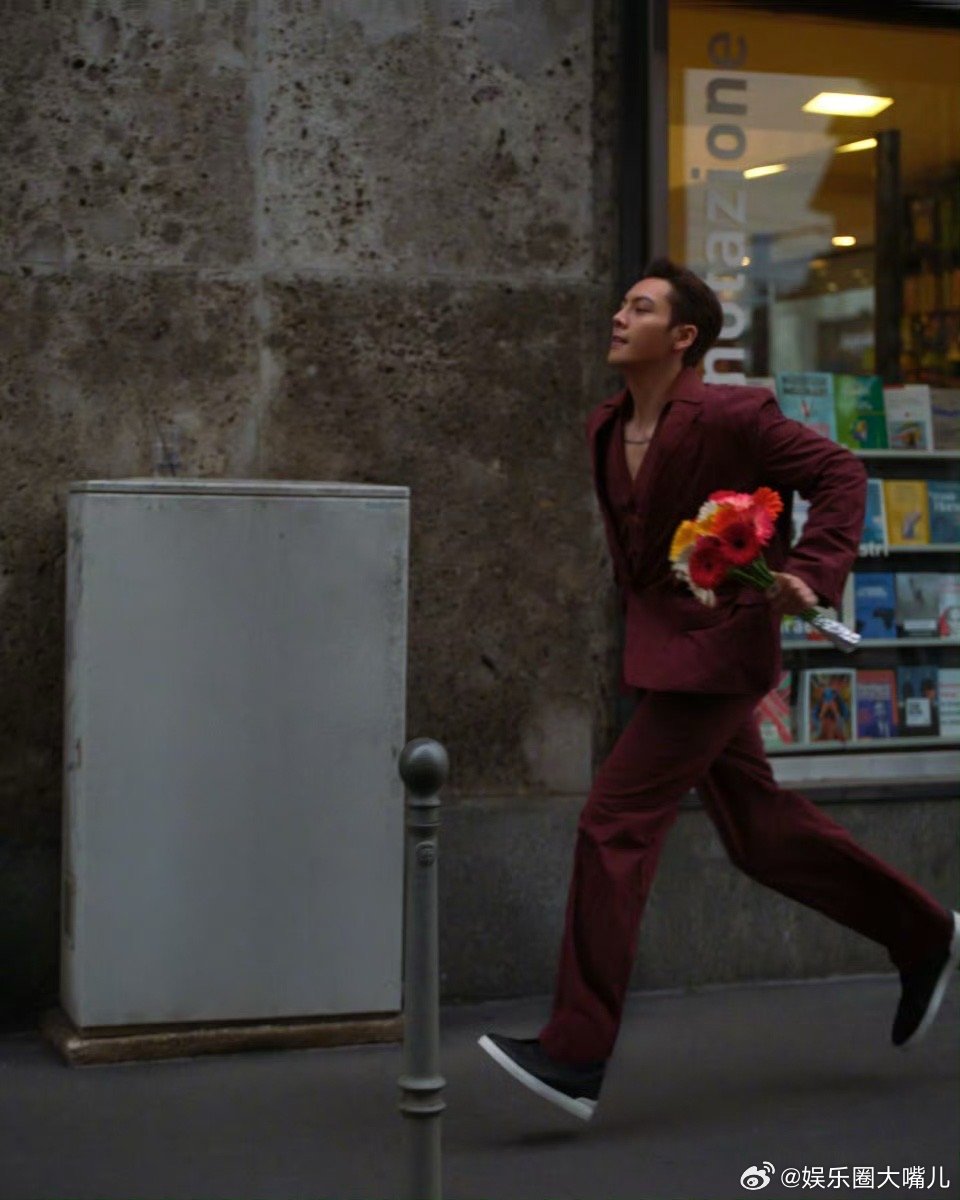陈伟霆大冷天愿意为我这样 寒冷天气也挡不住陈伟霆的荷尔蒙暴击！红西装造型在7度室