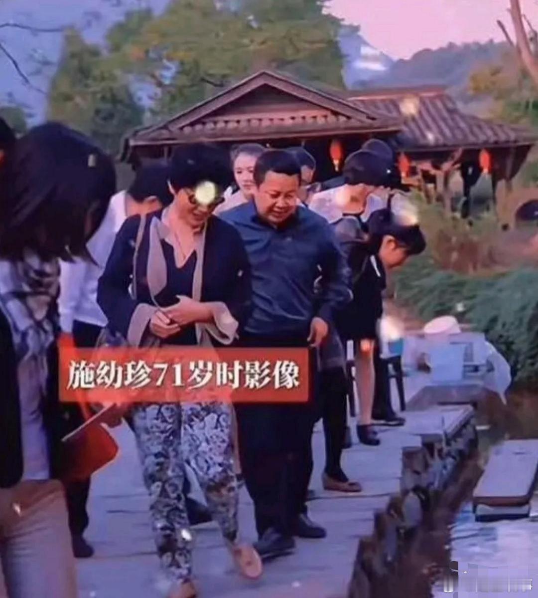 这是施幼珍2020年到浙江衢州游玩的照片，71岁的她紧跟潮流，拼色时髦上衣搭黑白