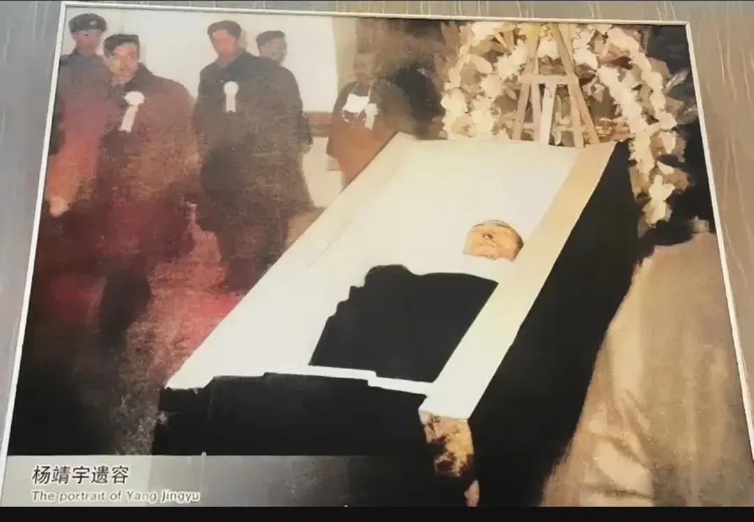 1957年，杨靖宇的最后遗容，照片中的他躺在木棺中，遗容非常的安详，参加悼念的群