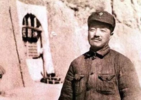 1926年一个奇怪现象 湖南人贺龙竟然当上了贵州军队的师长。
这就邪门了。
为啥