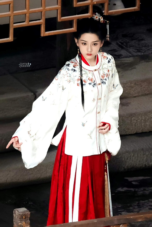 宋祖儿表妹万福妆造在汉服圈小出圈了，脸在江山在！ 