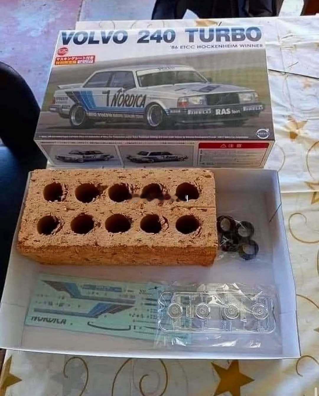 当你买了一个沃尔沃240 Turbo模型......🧱 