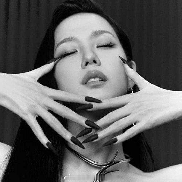 金智秀 根据最新数据，JISOO与 ZAYN的合作单曲《EYES CLOSED》