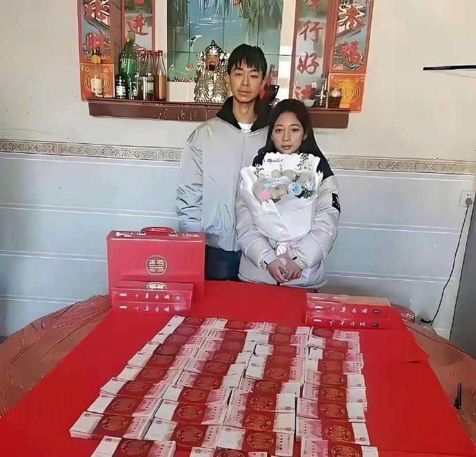 不懂就问！
这两种订婚现场，大家更喜欢哪一种呀？
一边是满满一桌的现金彩礼，
一