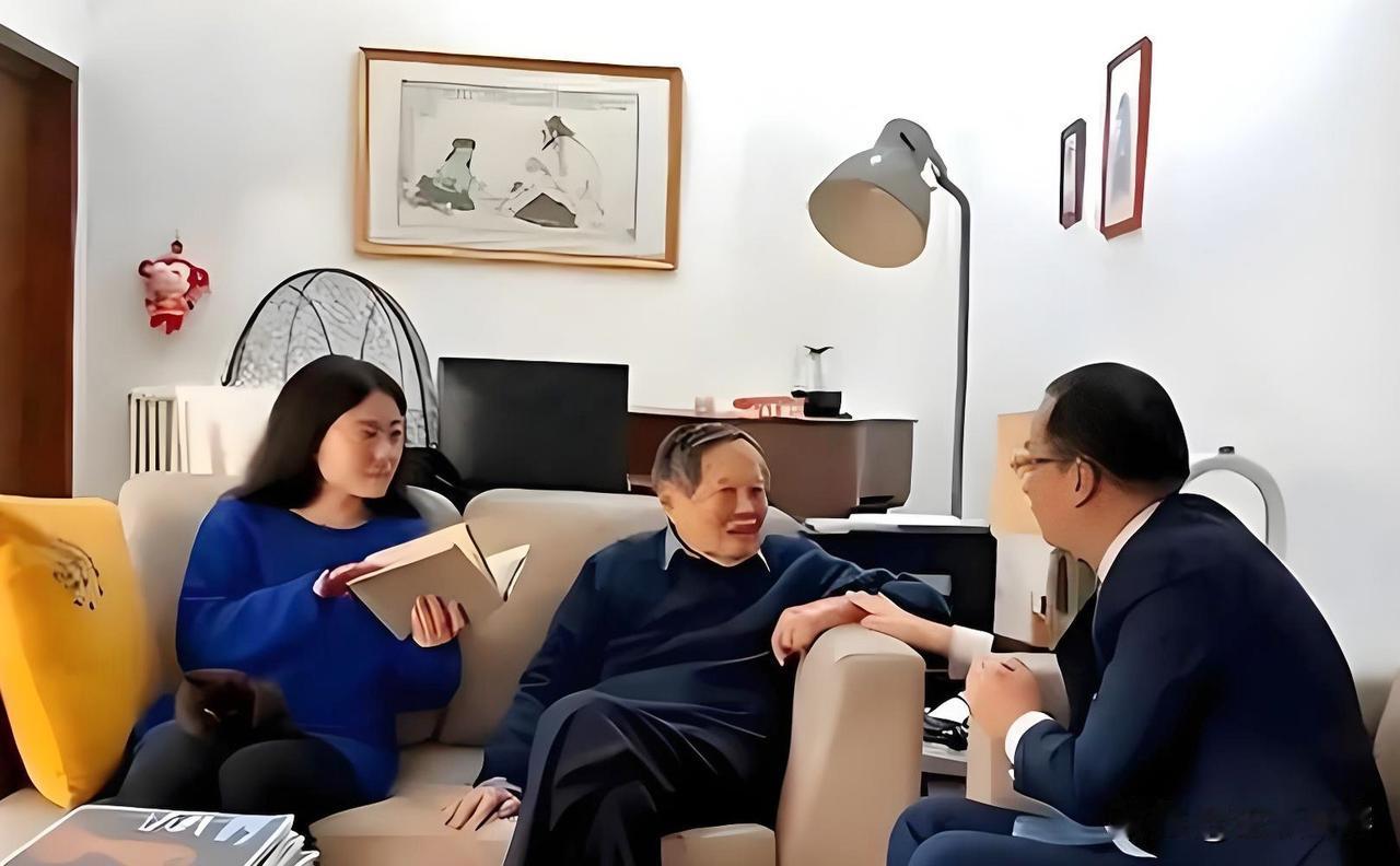 这是一位客人来到杨振宁家里，与杨老促膝长谈的珍贵画面。

翁帆是个贤惠的妻子，知