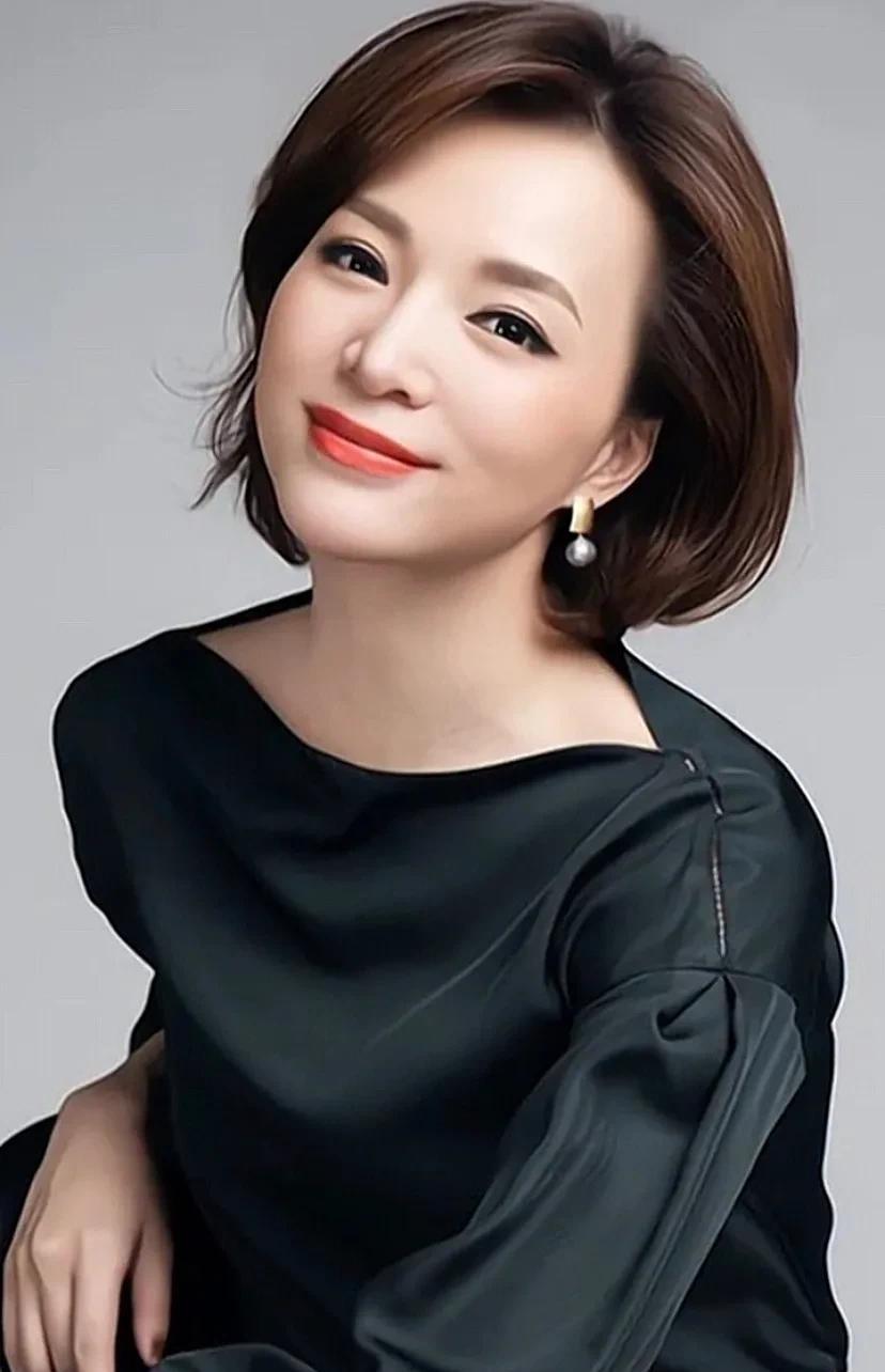 董卿说：“一个空瓶子，它就值一毛钱，装上矿泉水值两块钱，装上了牛奶可以值十块钱，