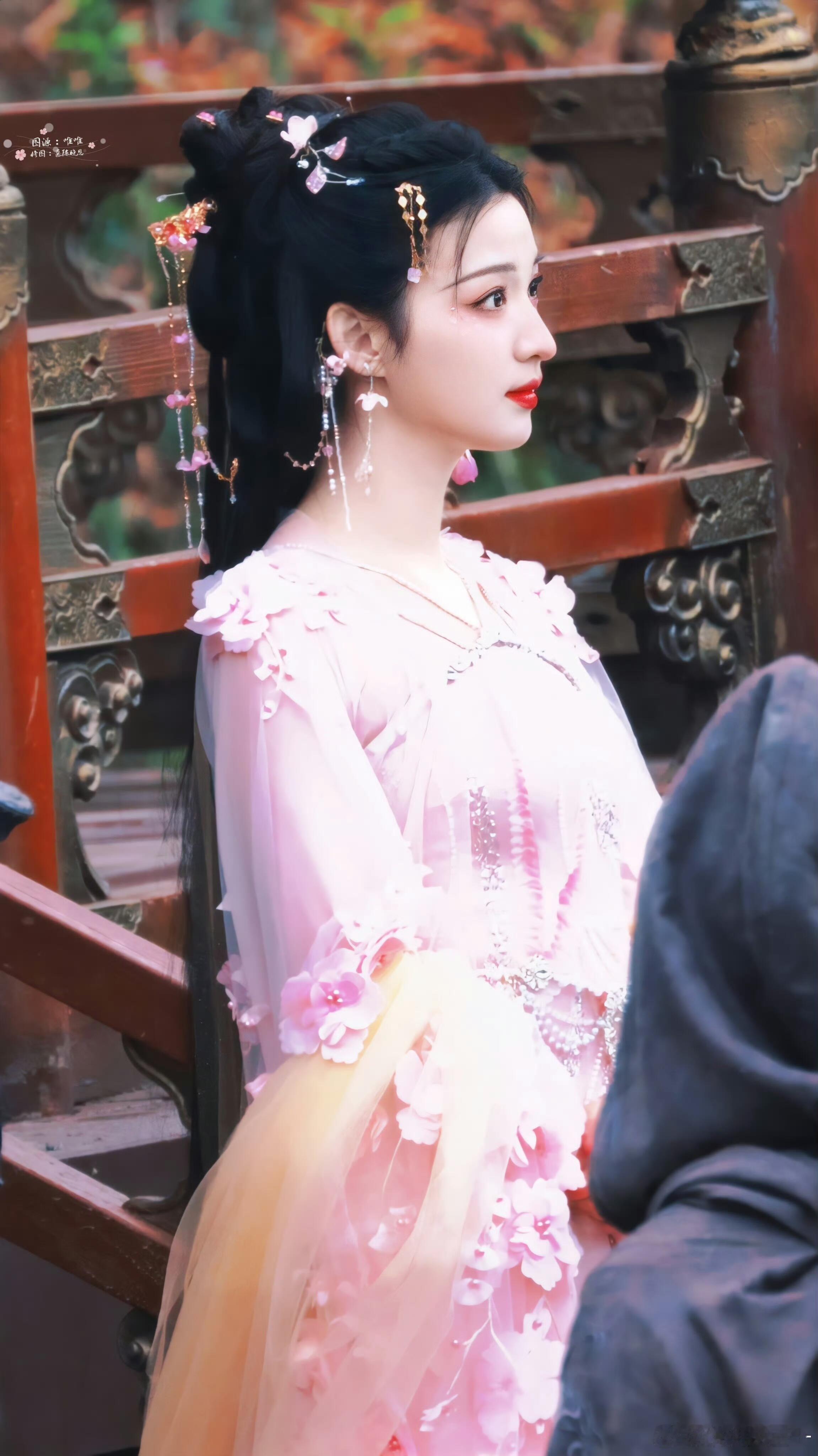 成何体统是胡闹爽剧 这种剧想说的就是，生活不需要那么正经，搞笑与疯癫交织，才是最