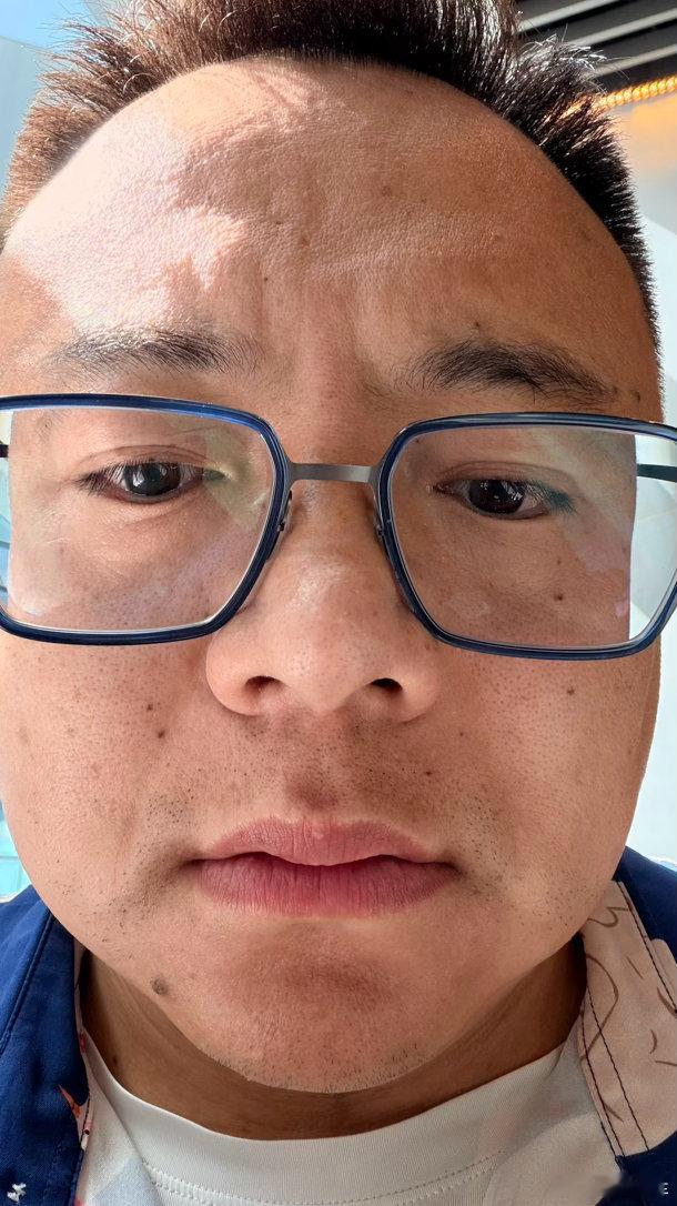 一宿没睡好 昨天白天酒店我没关阳台门晚上好嘛 屋里俩蜜蜂在屋顶不停的盘旋我还打不