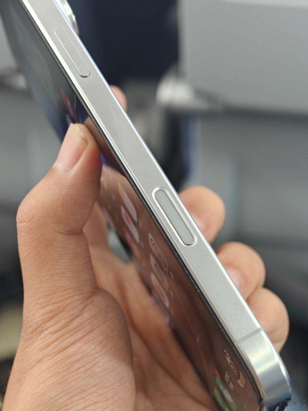 试了一下iPhone 16 Pro Max 的这个相机控制按键，很难评啊[裂开]