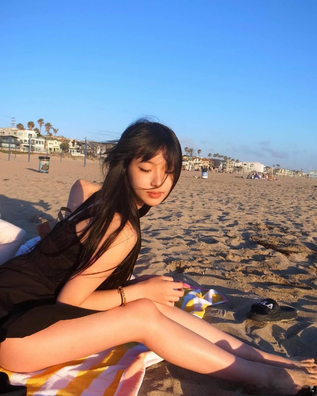 小S大女儿海边随拍小S大女儿的海边随拍直接美到我反复循环，黑裙配落日氛围感拉满，