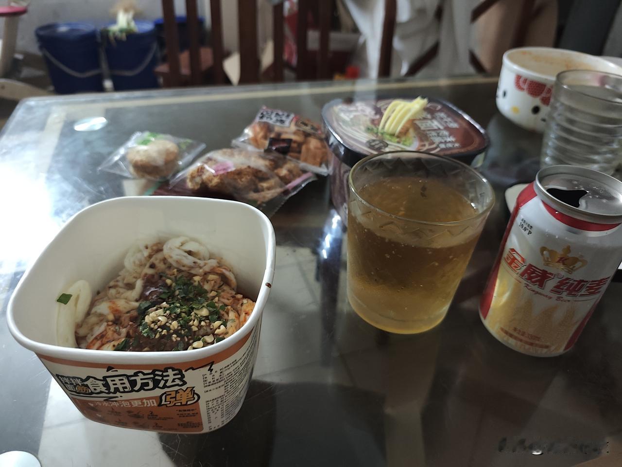 真心话茶局22点下班了，又到吃夜宵的时候了，我依然是吃泡面。
