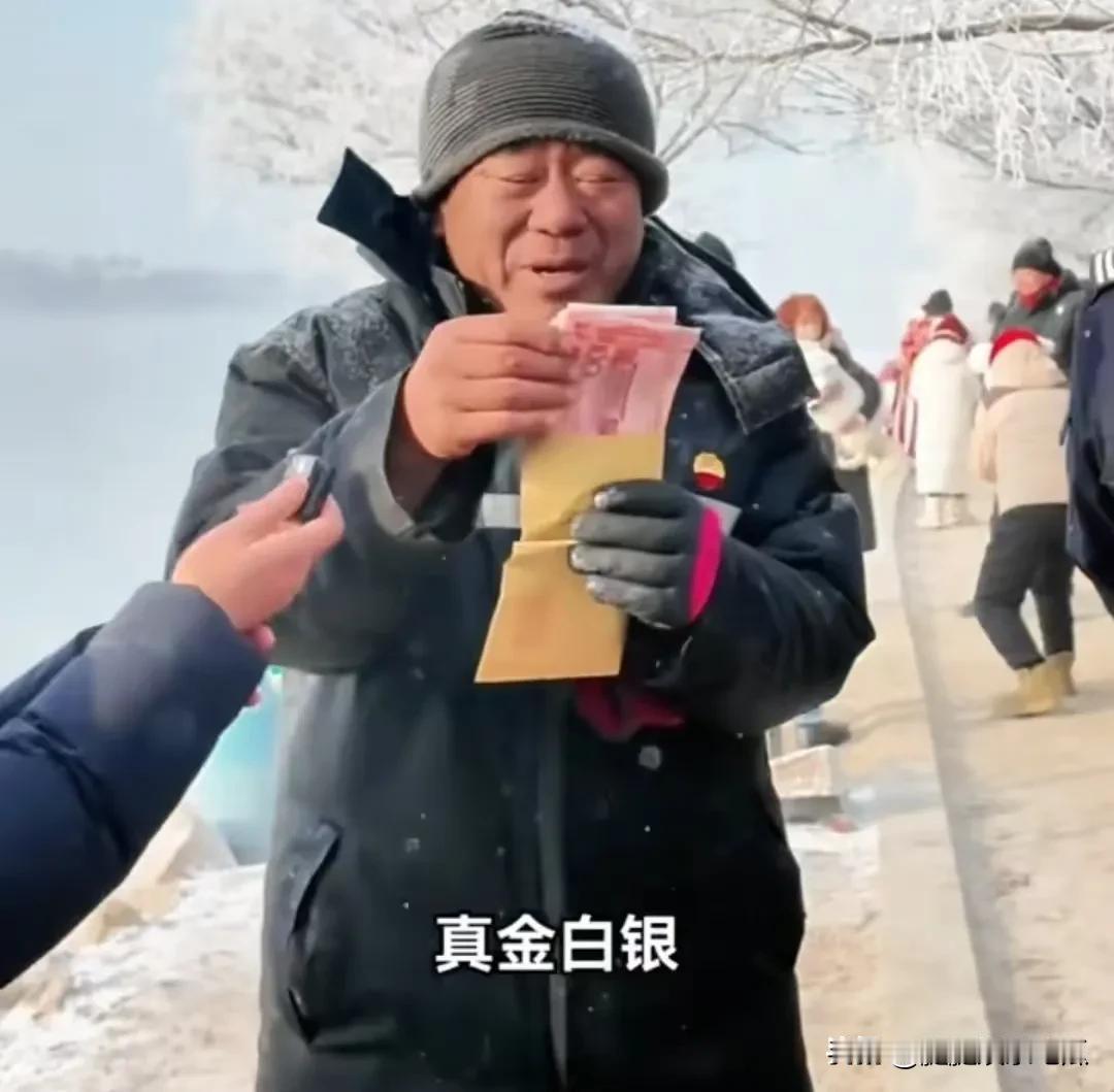 沉默好几天的重庆文旅终于发声了，这件事情又迎来了反转。


前一段时间，吉林大爷