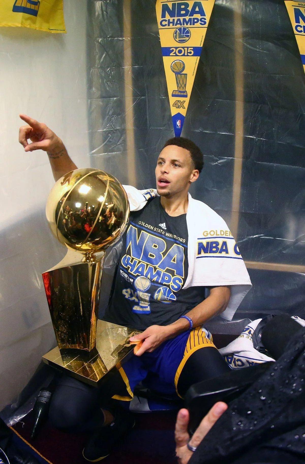 库里是最后一位同一赛季斩落MVP，并率队夺冠的球员。15年总决赛，勇士4-2击败