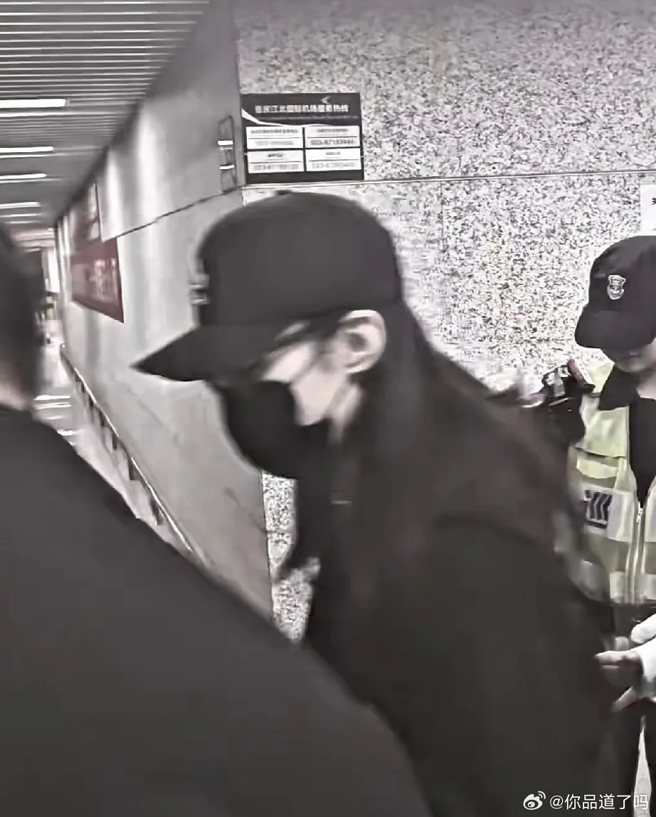 周涛现在的状态其实挺让人感慨的，明明是靠专业素养和国民度“火”，却也要被代拍和围