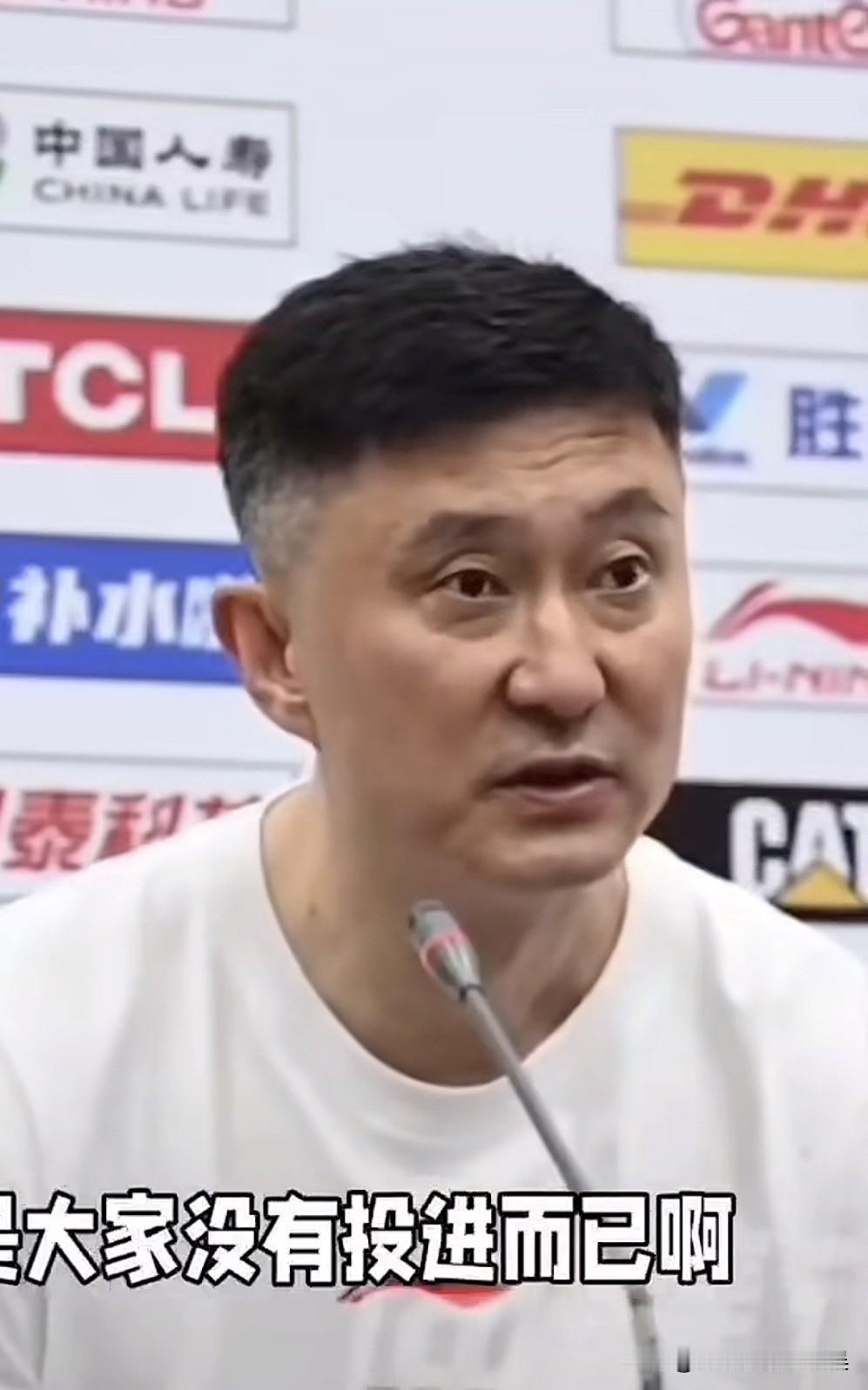 杜锋：“大家也是打的太简单了，一味地在外面投篮，那25％的命中率，投了44次三分