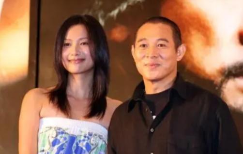 2007年，李连杰在《投名状》中与徐静蕾有一场激情戏。开拍前，李连杰问徐静蕾:“