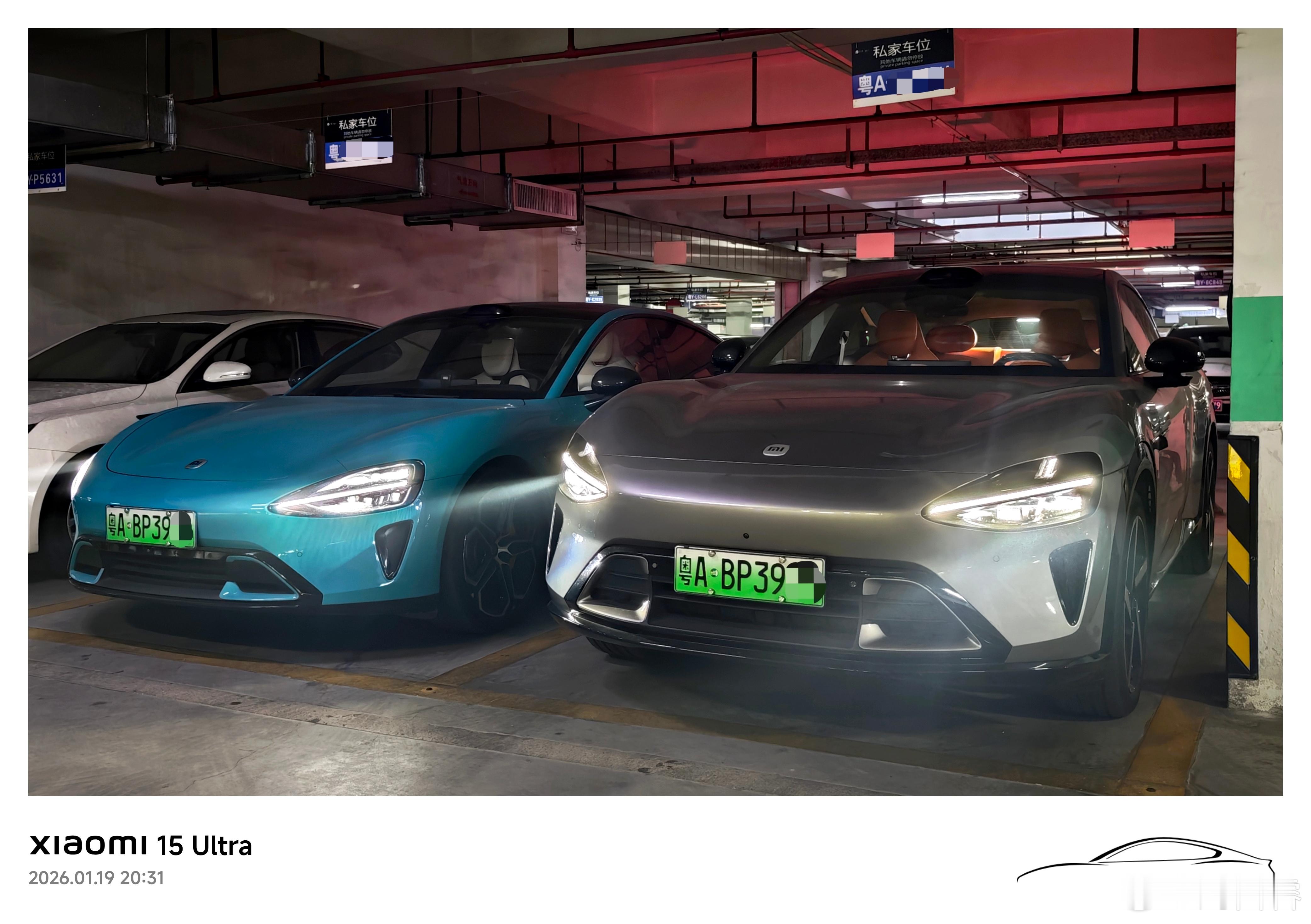 晚上去拿快递的时候，还特意绕到车库看了一眼我的 小米SU7 创始版和 YU7 M