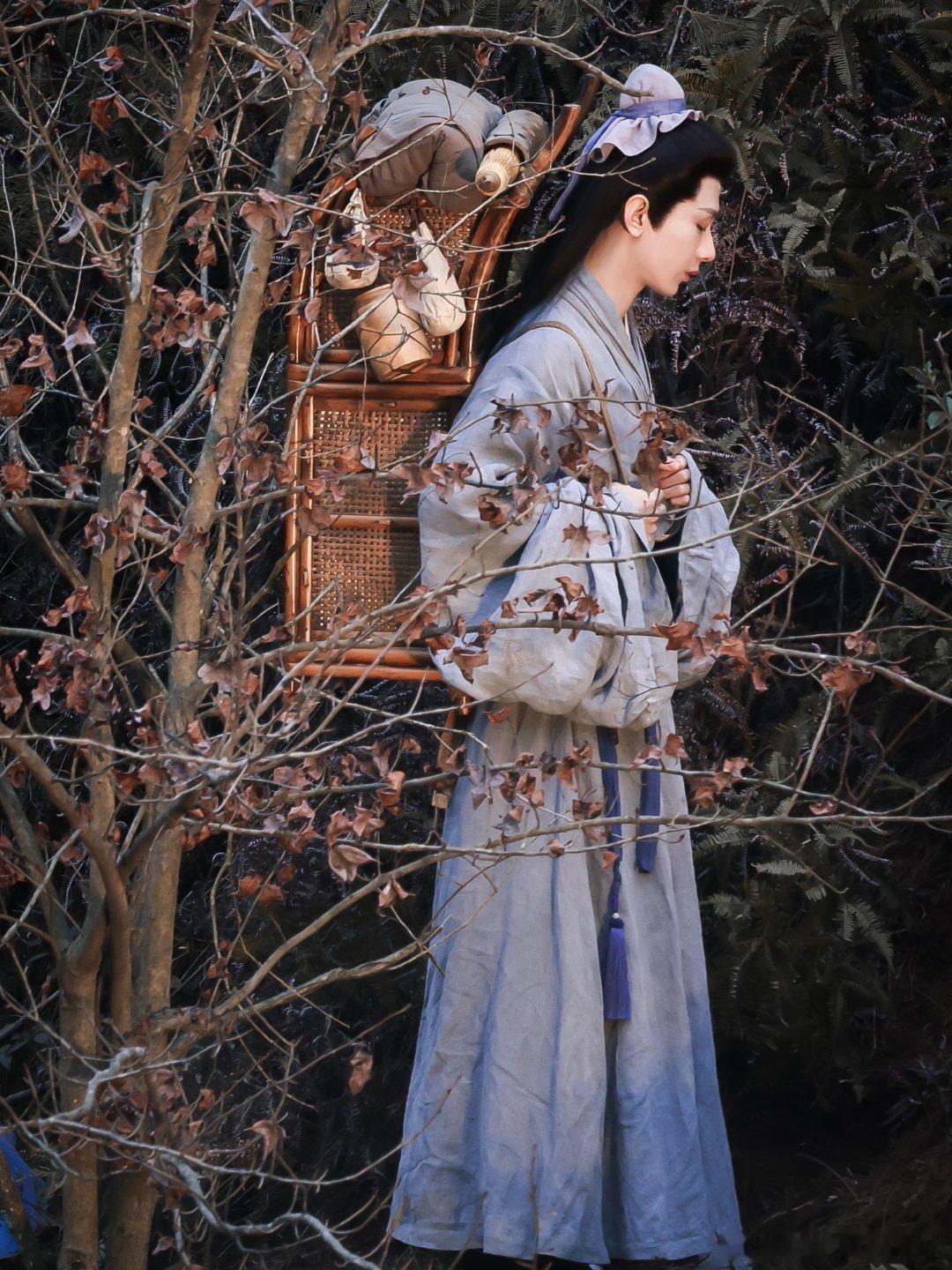 人间儒侠，乱世卢云，万般期待只为成毅而来半生颠沛，一身风骨，历经风雨依旧赤诚坦荡