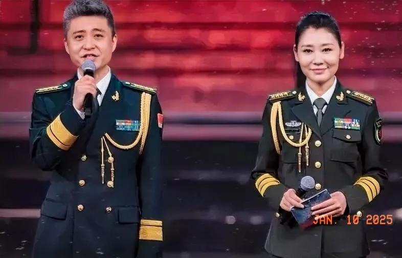 原二炮文工团的周炜，央视军事频道的主持卫晨霞共同主持一场文艺晚会。