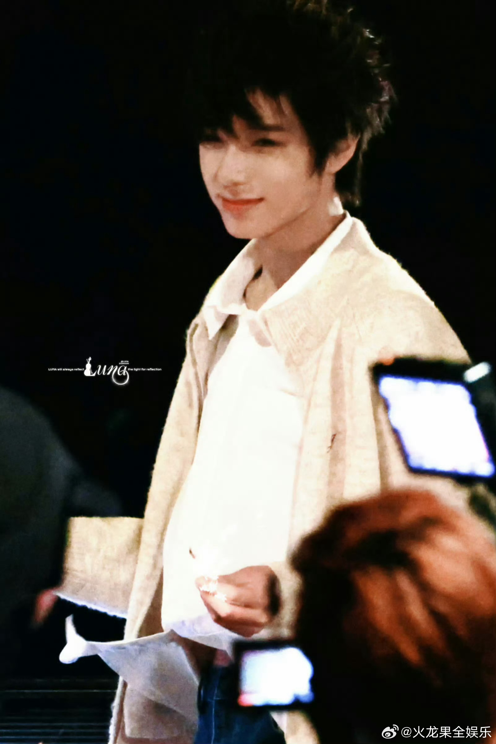 王橹杰露额头造型 路透看到王橹杰玩仙女棒，好开心的萌豚呀～海风吹起头发这个露额头