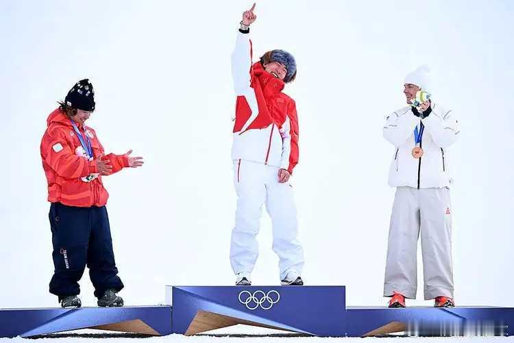 米兰冬奥会首金！米兰冬奥会单板滑雪男子坡面障碍技巧决赛展开较量，中国选手苏翊鸣出