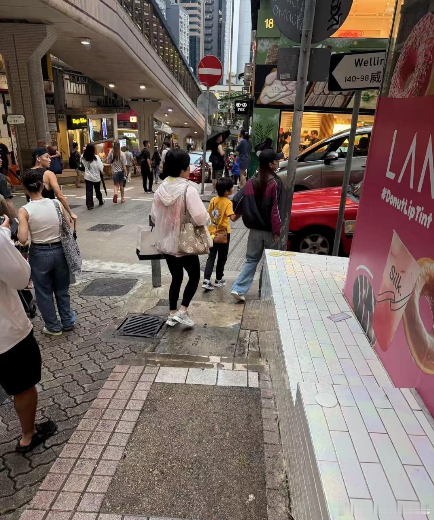 小海绵帮Angelababy背包偶遇小海绵帮Angelababy背包 又有网友在