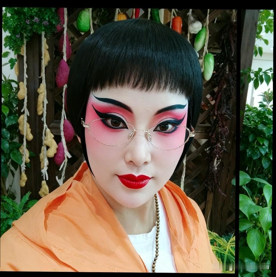       戏曲蕴含着奇妙的力量
   闲暇之际，我依旧热衷于欣赏戏曲艺术。不论