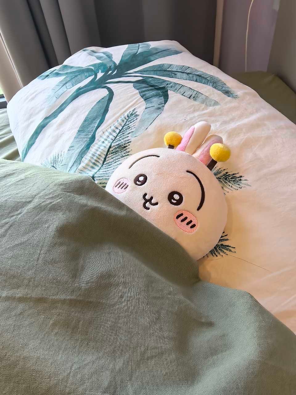 清晨，乌总从度假村的大床上醒来 