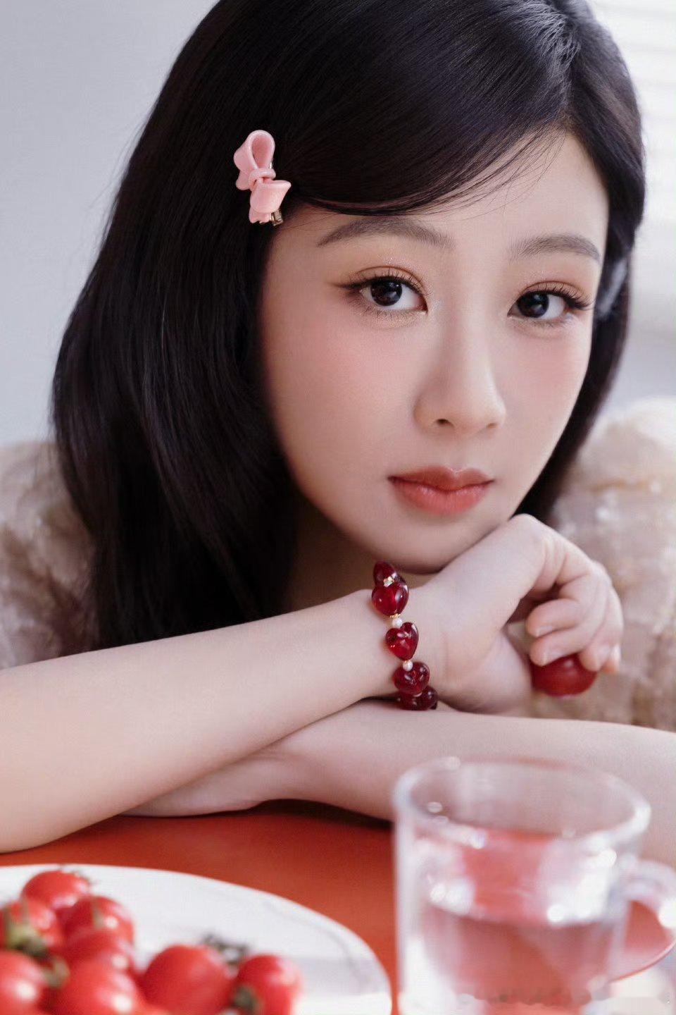 杨紫工作室今日营业，粉嫩蝴蝶结搭配温柔长裙，✨ 腕间红珠添娇俏，紫妹现在状态是真