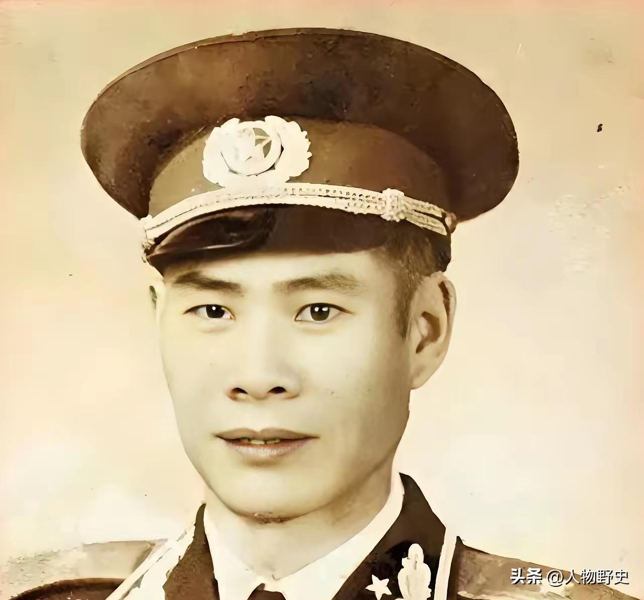 1969年，一个副军长去西安热电厂视察，陪同的厂长在后面点头哈腰，结果，这位副军