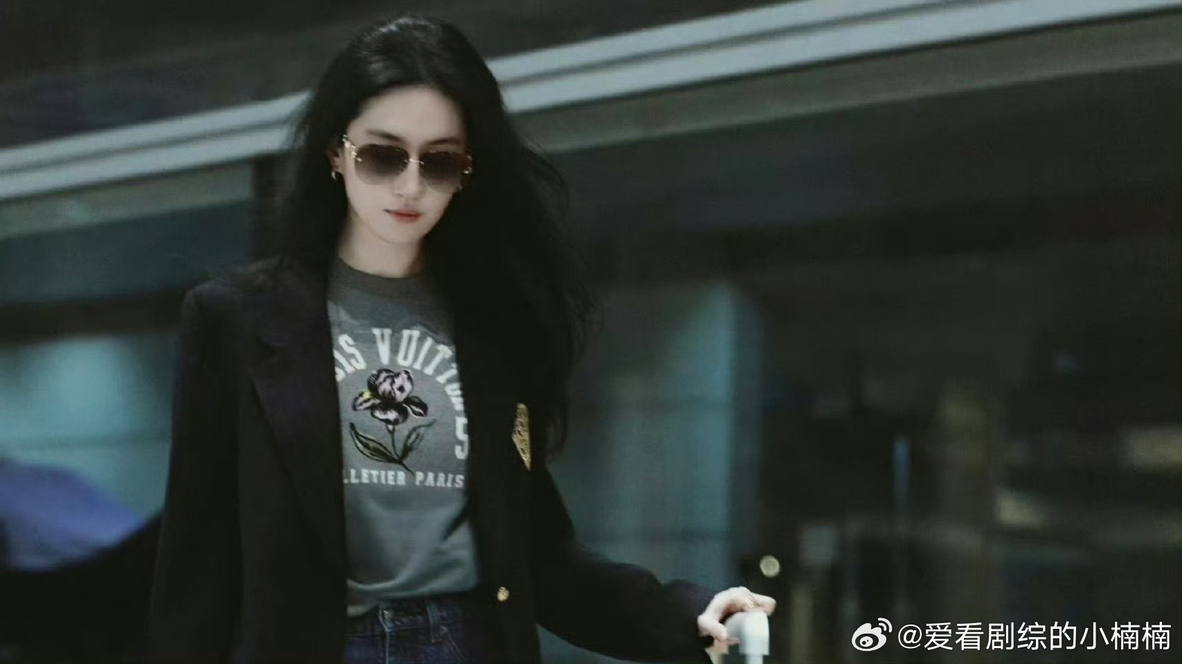 天仙降临巴黎！刘亦菲机场路透氛围感拉满，状态松弛舒展，墨镜遮面难掩气场，期待LV