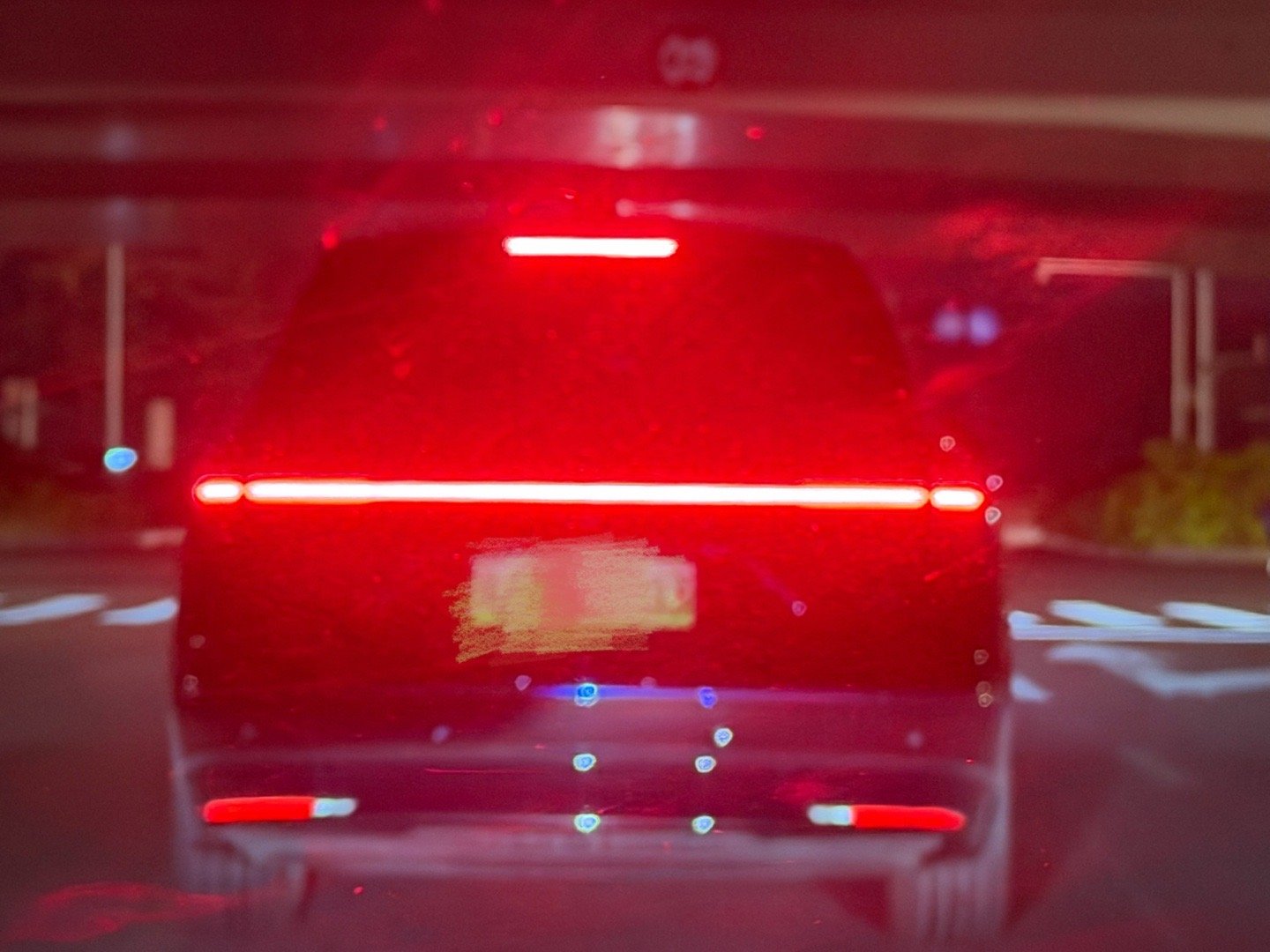 从远处模糊看以为是理想L9，近看是蔚来ES8