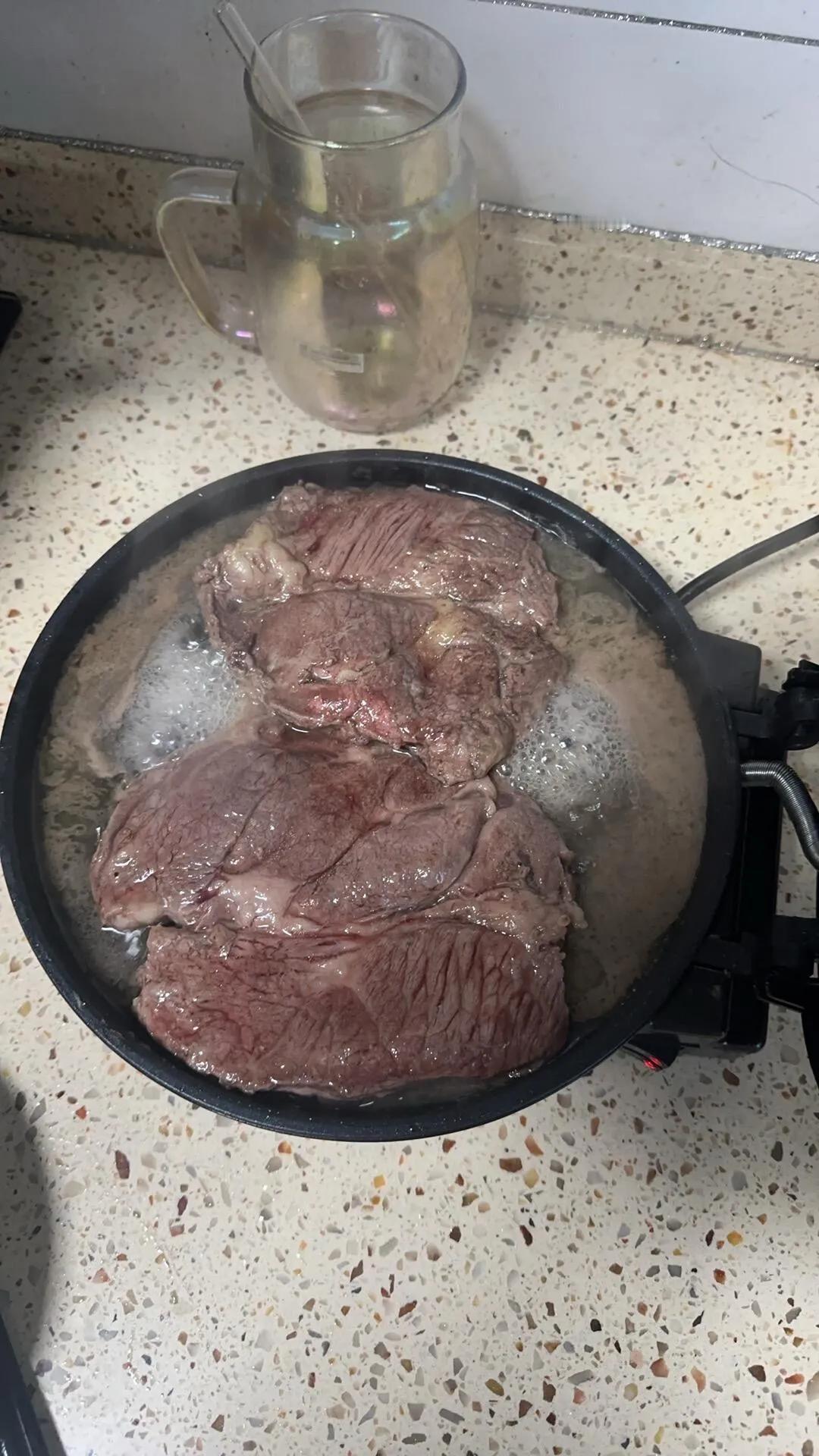 牛排煎了出了很多水是怎么回事？