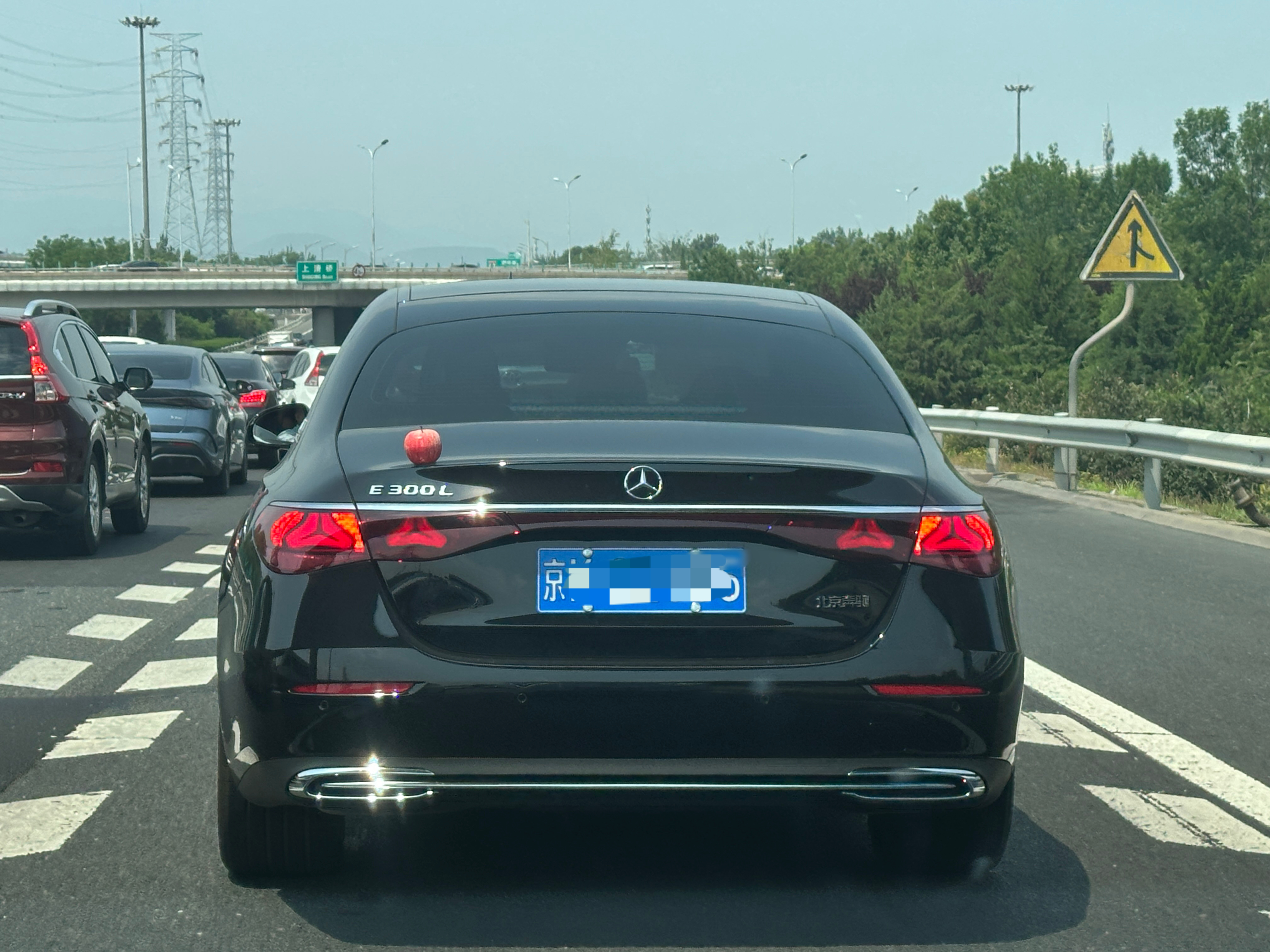 早~这车主出门前是不是忘拿什么东西了🍎哈哈哈 ​​​