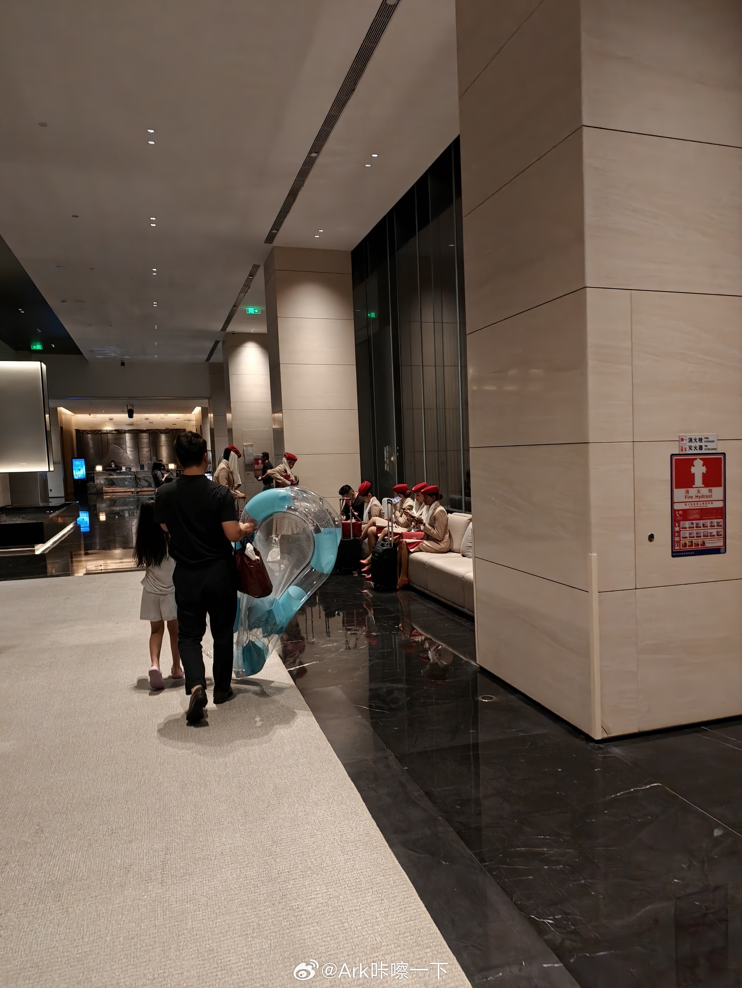 在酒店遇到了阿联酋航空的空姐们，很有辨识度 深圳