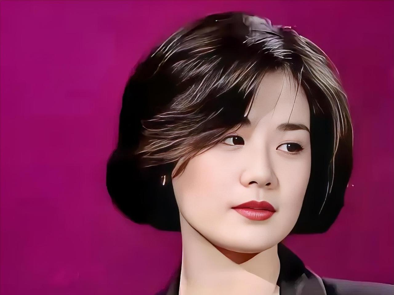 1981年，只有19岁的女演员丛珊指着朱时茂，对导演谢晋哭着说：“不是我不愿意抱