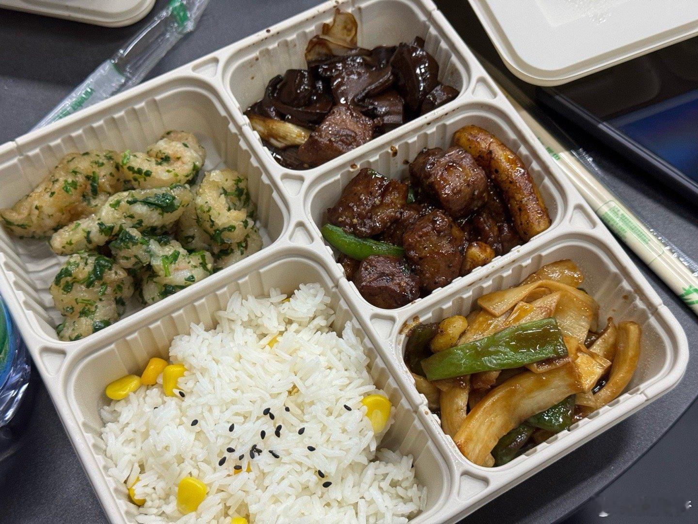 又吃上了一家品牌的盒饭这个盒饭不得卖个88 