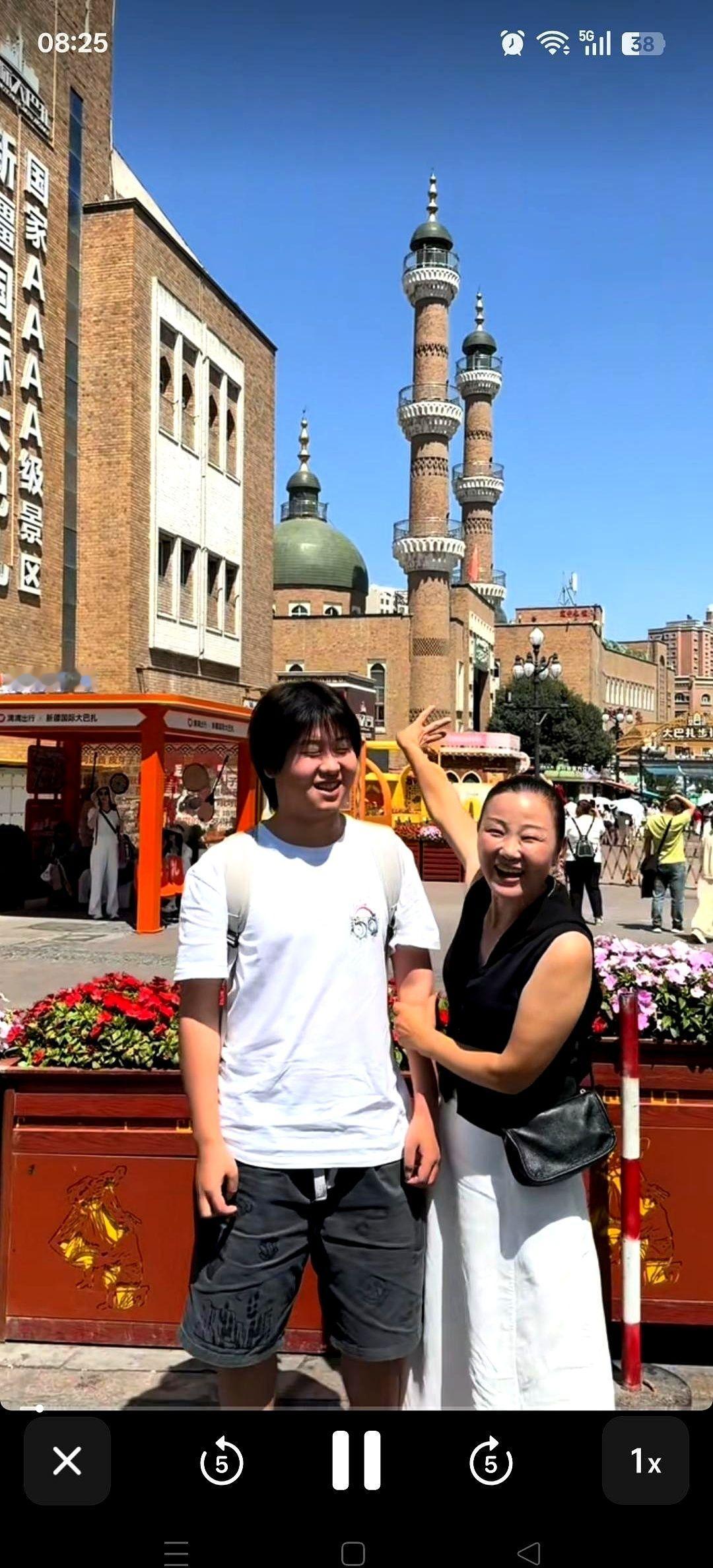 孙卓跟他妈去新疆带货，直播镜头正怼着呢。
旁边人递过来一个刚出炉的馕，热气腾腾，