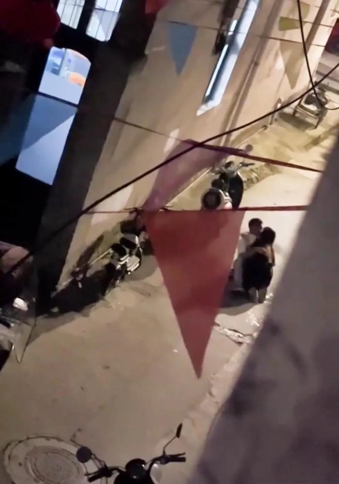 世界之大无奇不有，这就很离谱了。一对小情侣户外亲嘴亲到缺氧，这奇葩的事是有多离谱