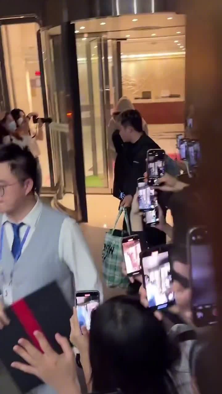 丁禹兮凌晨北海到达   丁禹兮凌晨到达北海，准备录制团综啦！小丁昨晚参加完音综表