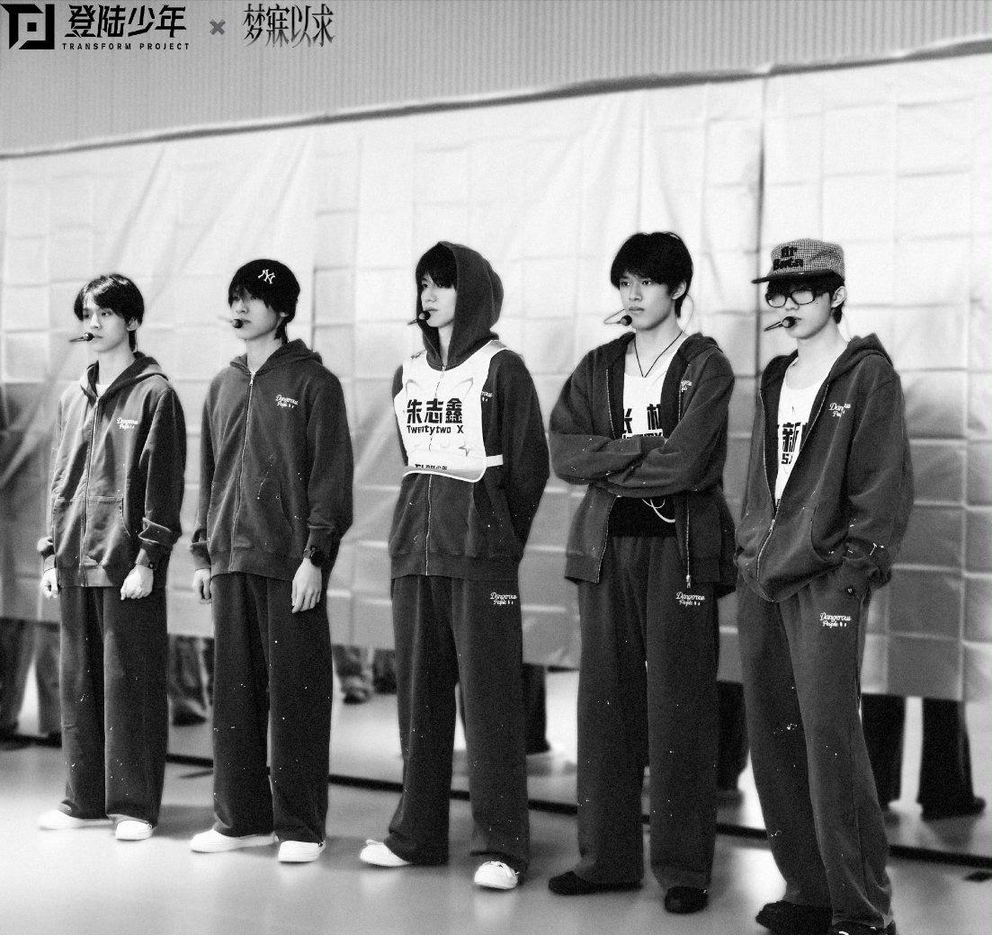 TOP登陆少年组合超话 
💜💜心跳化作引擎，目光锁定终点💥【当红男团】【实