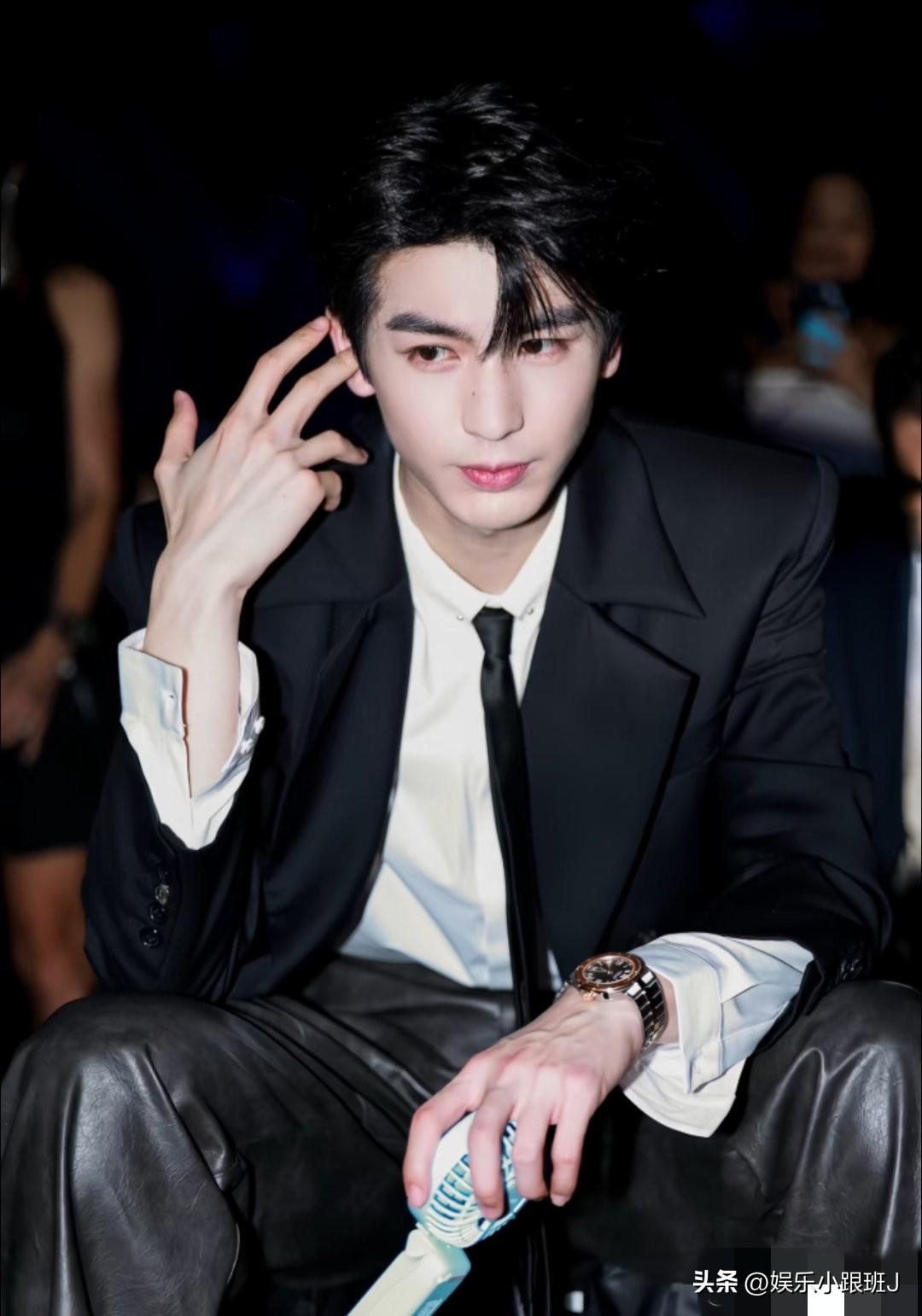 张凌赫这一款主打不让任何一个粉丝失望的艺人，哥哥这是要上天啊，宠粉技能满点！
“
